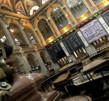 El Ibex 35 aguanta el tirón a falta de datos macro y con la prima de riesgo de relax