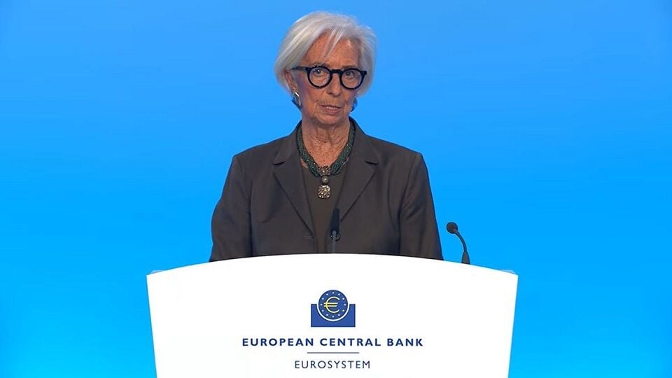 El BCE congela los tipos en el 2% ante la previsión de una mayor inflación y un menor crecimiento económico