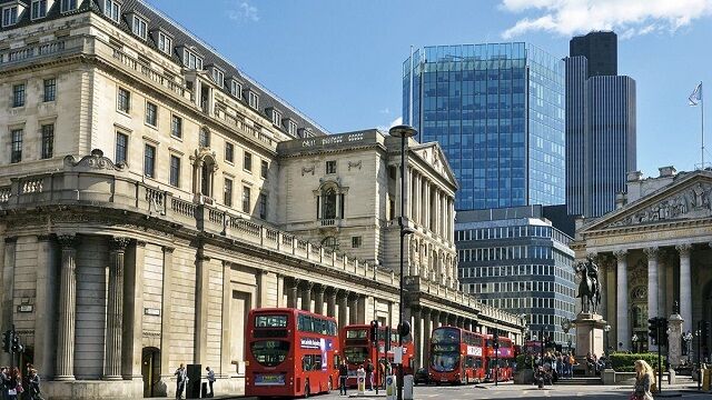 El Banco de Inglaterra mantiene tipos a la espera de ver el impacto de la guerra en Irán