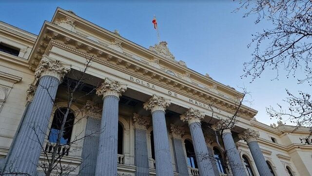 El Ibex 35 rompe soportes y  salva, por la mínima, los 14.700 puntos. IAG y ArcelorMittal entre los más penalizados