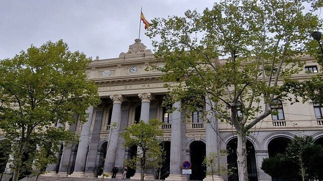 El Ibex 35 vuelve al rojo, lastrado por Solaria y Amadeus, y pone en riesgo los 14.900 puntos