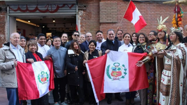 El Mercado de los Mostenses, protagonista de la visita que realizó ayer el Embajador del Perú a sus distintos puestos, acompañado de los chefs más destacados y prensa especializada