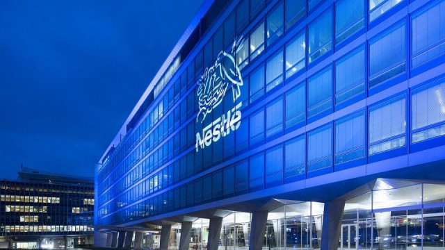 Nestlé recorta sus previsiones de ventas para todo el año por la débil demanda