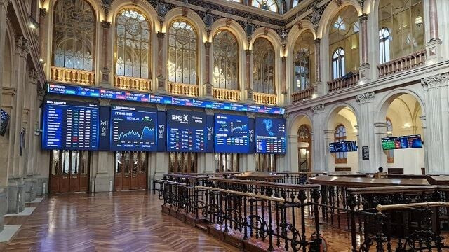 Grifols y Ferrovial lideran las pérdidas de un Ibex 35 que cierra en los 11.265 puntos