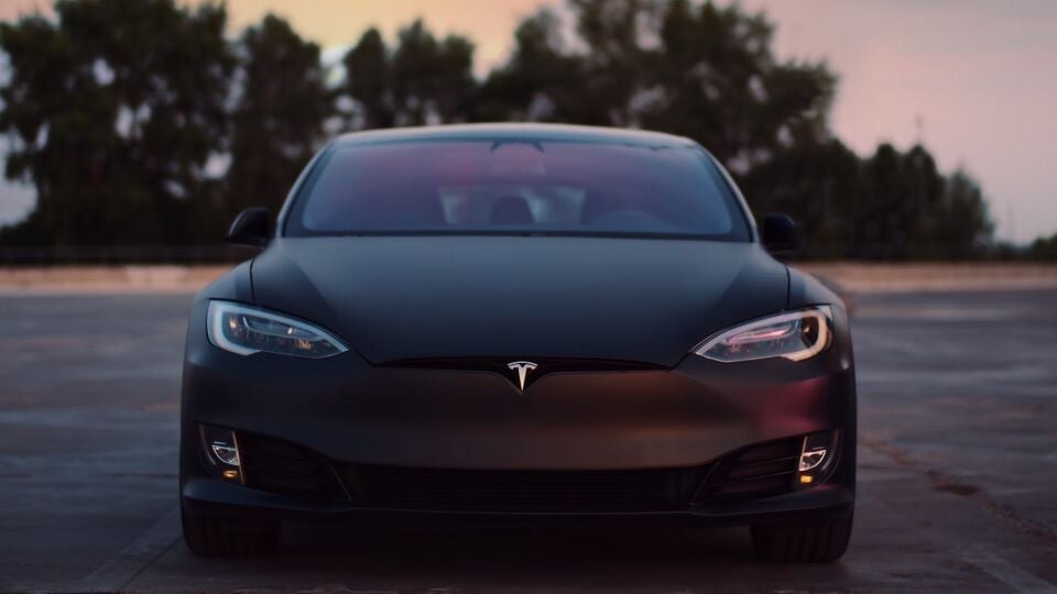 Tesla resiste con avances a pesar de la volatilidad de Wall Street