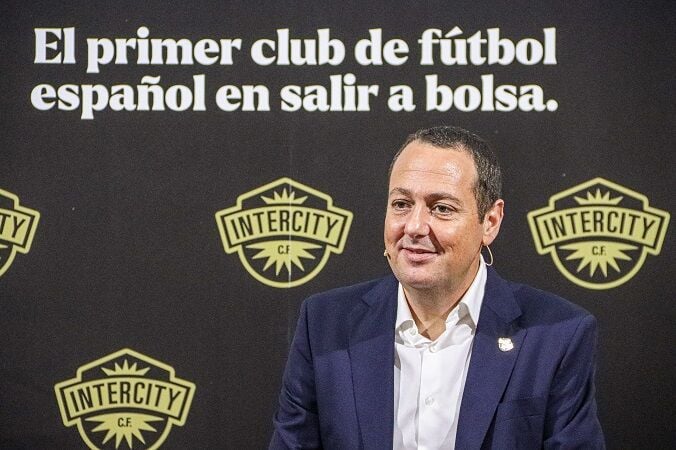 Así lo está haciendo el CF Intercity en el campo y en la bolsa española