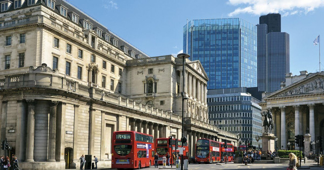 El Banco de Inglaterra sube los tipos un cuarto de punto, hasta el 0,5%