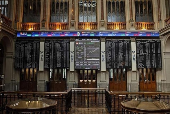 El Ibex pierde el 10.700 y cae en la semana un 1,2%