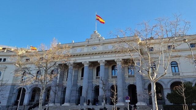 El Ibex 35 se repliega ante la amenaza de EEUU sobre continuar el bloqueo. Sube Repsol y baja ArcelorMittal