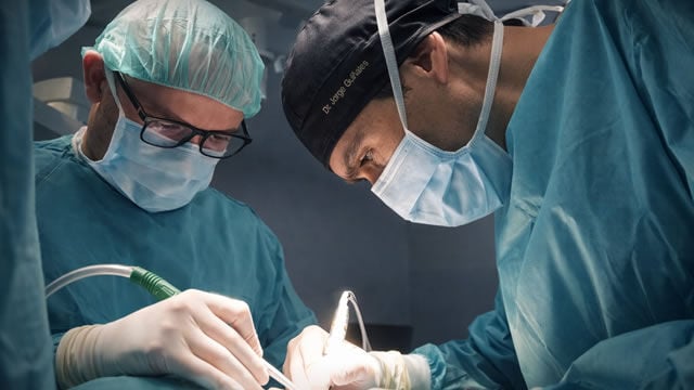 Planificación 3D y cirugía guiada para resolver casos complejos de implantes maxilofaciales en una sola intervención