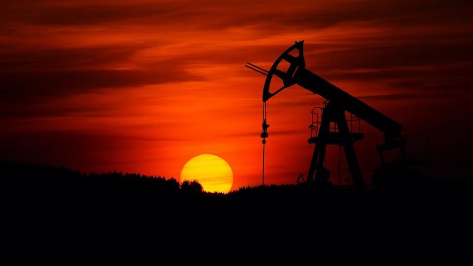 El precio del petróleo Brent supera los 100 dólares por barril tras ataque de Estados Unidos e Israel a Irán