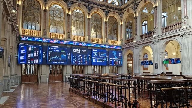 El Ibex 35 no pierde la esperanza en el alto el fuego ni los 18.100 puntos, con el petróleo al borde de los 100$