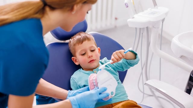 Chupete, bruxismo y recambio dental, lo que los padres deben saber sobre la salud bucodental infantil