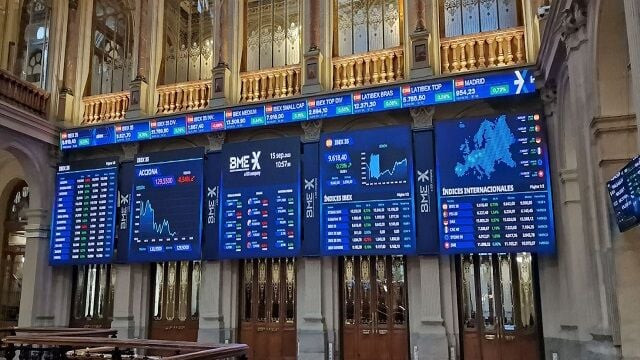 El Ibex 35 arranca la semana a la baja, con Ferrovial y Aena como valores más penalizados