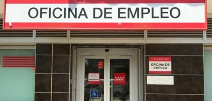 El paro baja de los 2,4 millones por primera vez desde junio de 2008