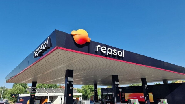 Repsol venderá el 49% de su mayor cartera de renovables en España a Masdar