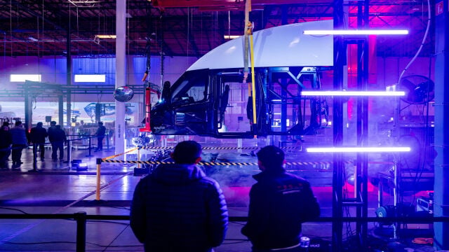 El primer camión Semi de Tesla sale de la línea de producción de alto volumen