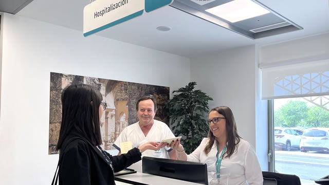 El Hospital Quirónsalud Córdoba celebra el Día del Libro con sus pacientes para promover los beneficios de la lectura en la salud