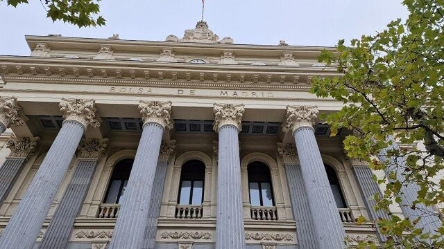 El Ibex 35 choca de nuevo con sus máximos y se desinfla por debajo de los 18.200 puntos
