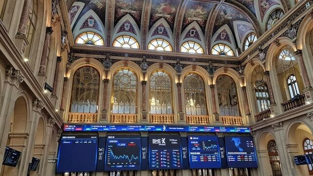 El Ibex 35 termina la semana al alza, asentado en los 18.300 puntos con ayuda de Ferrovial y Aena