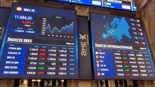 El Ibex 35 baja ligeramente pero no se aleja de los 18.400; Iberdrola y Telefónica, la cara y la cruz