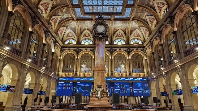 El Ibex 35 pincha en su asalto a los 18.000, pero salva una subida semanal del 2%