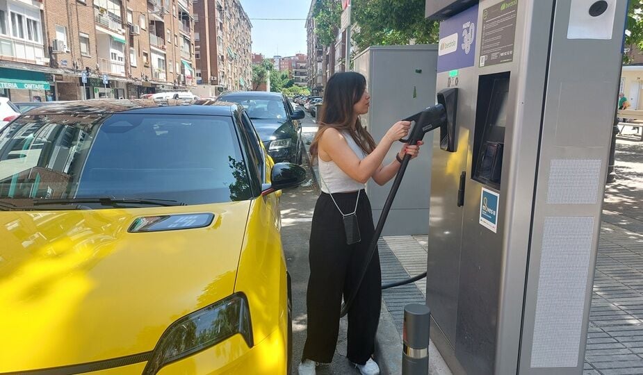 Para sorpresa de nadie la venta de coches eléctricos sube en Europa ante la crisis del petróleo