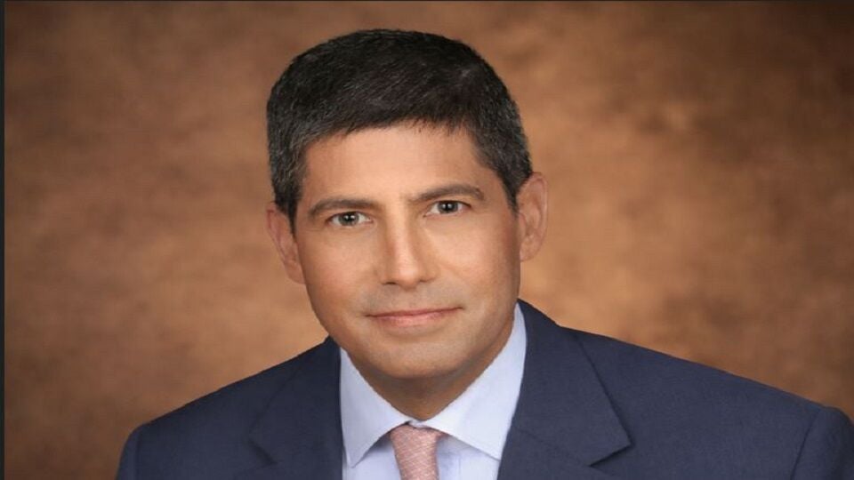 Kevin Warsh asume la presidencia de la Fed en un momento crítico para la economía