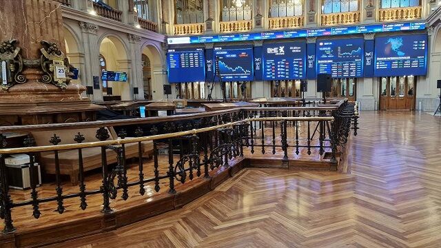 El Ibex 35 se aleja de los 17.600 puntos con las caídas que lideran Indra y Rovi